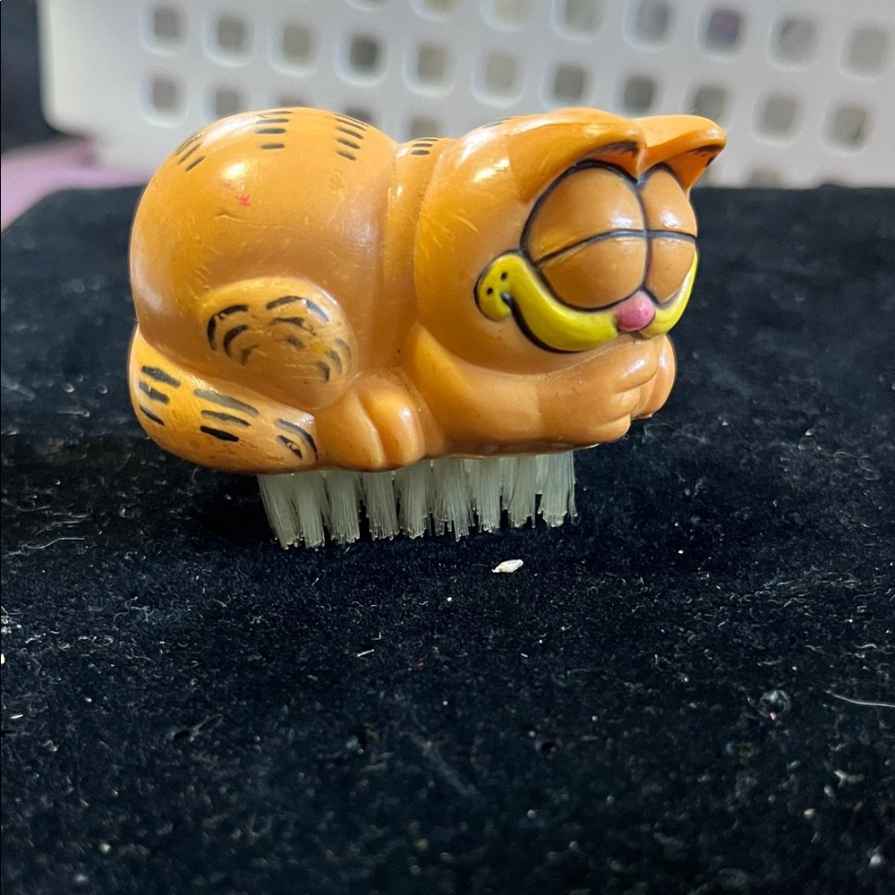 Garfield Nail Brush - Playful Orange Design